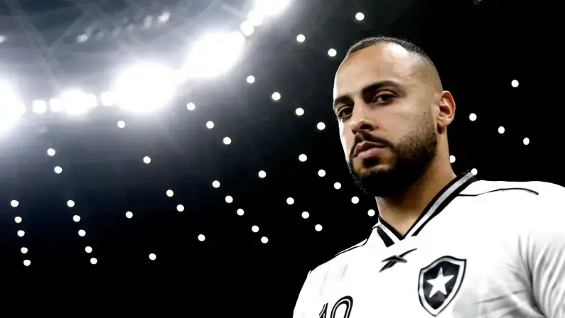 Corinthians avança por Arthur Cabral, mas adota cautela na negociação