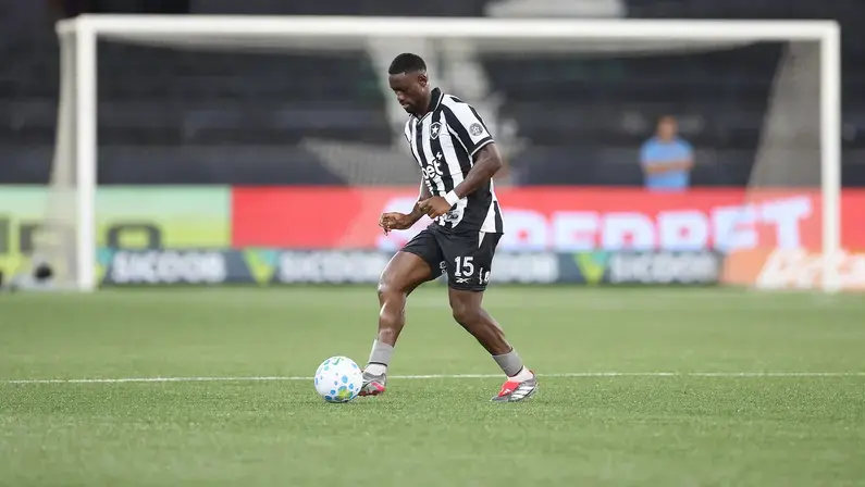Comentarista critica falha de Bastos em gol do Coritiba: 'Parecia pelada de fim de ano'