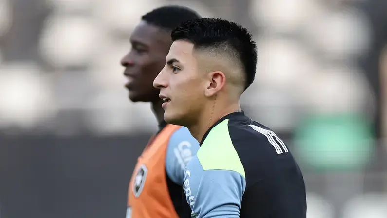 John Textor rebate informação e diz que Botafogo vai receber valores futuros por Luiz Henrique e Almada: 'Para reduzir dívida do Lyon com o clube'
