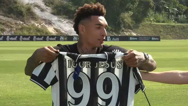 Igor Jesus visita Botafogo, fala sobre amor ao clube e ganha a camisa 99: ‘Essa é pesada! Espero usá-la novamente, vai dar certo’