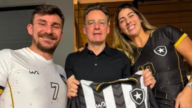 Gabriel de Alba encontra vôlei master do Botafogo e ganha camisa Gabriel de Alba encontra vôlei master do Botafogo e ganha camisa