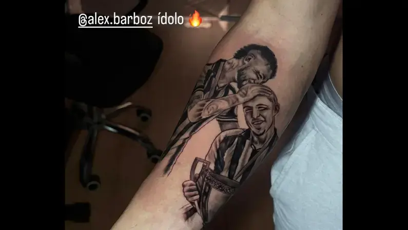 Dito e feito: Justino, do Botafogo, faz tatuagem em homenagem a Alexander Barboza