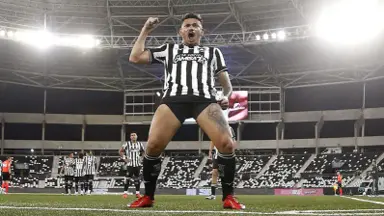 Tiquinho Soares decide e celebra primeiro gol pelo Botafogo em retorno: ‘Passa um filme na cabeça’ Tiquinho Soares decide e celebra primeiro gol pelo Botafogo em retorno: ‘Passa um filme na cabeça’