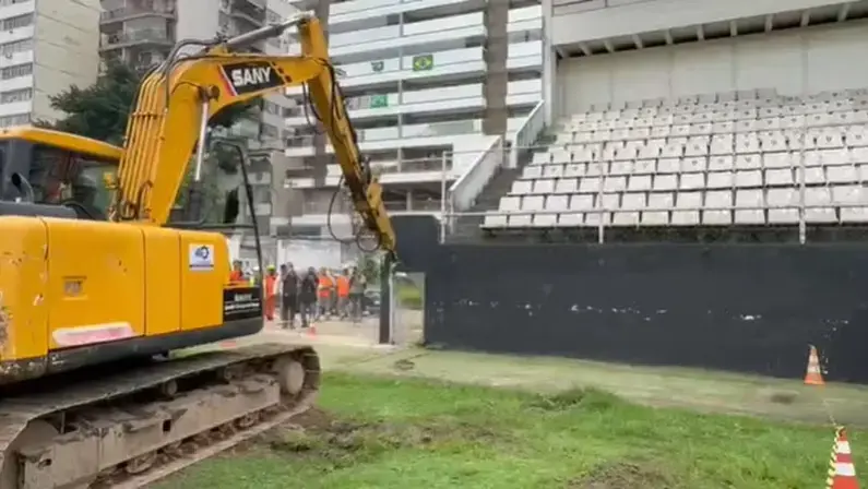 Arquibancadas do Caio Martins, antiga casa do Botafogo, começam a ser demolidas para construção de reservatório