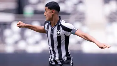 Volante Victor Hugo, do Botafogo, é convocado para amistosos da Seleção Sub-17 Volante Victor Hugo, do Botafogo, é convocado para amistosos da Seleção Sub-17