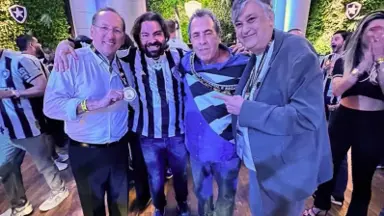 Felipe Neto questiona associativo do Botafogo sobre dívidas e ações Felipe Neto questiona associativo do Botafogo sobre dívidas e ações