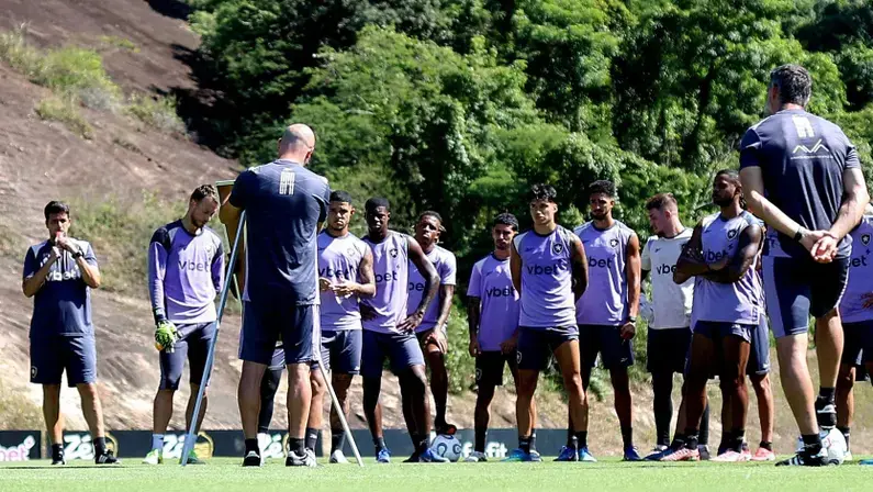 Botafogo paga salários referentes a abril; direitos de imagem seguem em aberto há dois meses, diz site