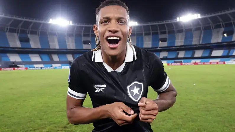 Danilo admite 'surpresa' em começar no banco e revela papo com Franclim no Botafogo: 'Descansei um pouco e pude ajudar com gol'