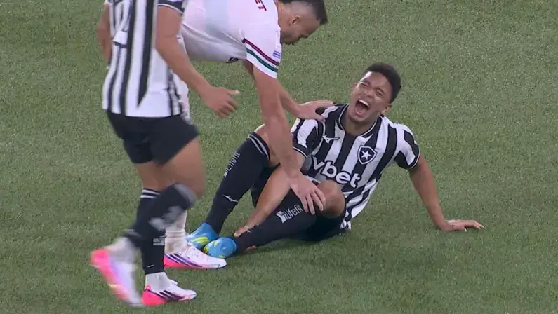 Jordan Barrera deixa clássico de maca e preocupa o Botafogo
