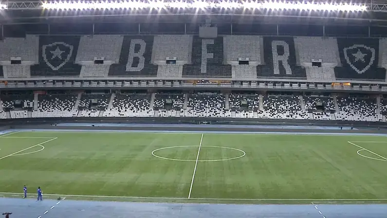Comentarista denuncia má conservação do Estádio Nilton Santos, do Botafogo: ‘Cara de desleixo’