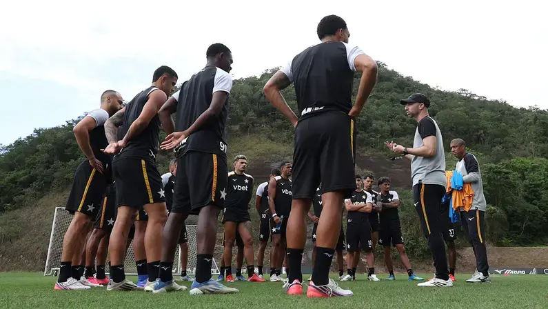 Dirigente da SAF do Botafogo confirma busca por reforços: 'Estamos tentando. Semana que vem será movimentada'
