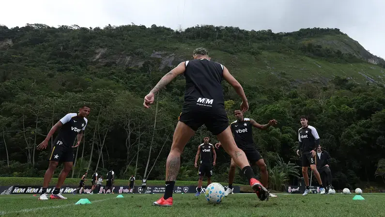 Botafogo planeja folha salarial enxuta e perfil de jogadores mais decisivos