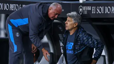 Felipão fica pistola com arbitragem de Botafogo x Grêmio e reclama até de pênalti: ‘Vão acabar com o futebol’ Felipão fica pistola com arbitragem de Botafogo x Grêmio e reclama até de pênalti: ‘Vão acabar com o futebol’
