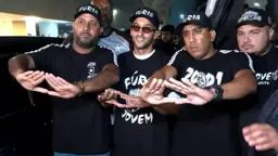 Ziyech desembarca no Rio e é recebido com festa pela torcida do Botafogo