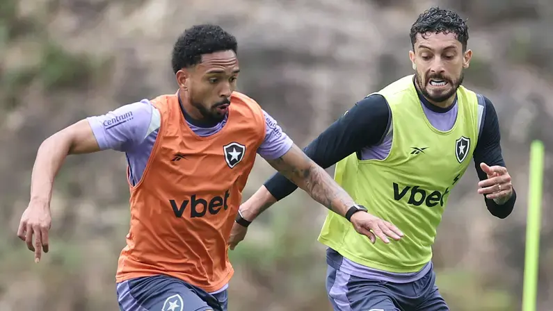 Apresentador elogia Vitinho e Alex Telles e diz: 'Botafogo tem dois laterais convocáveis para a Copa do Mundo'