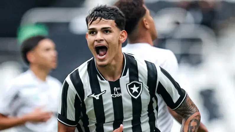 Lucas Emanuel se divide entre profissional do Botafogo e sub-17: 'Sempre é importante estar jogando e ajudando'