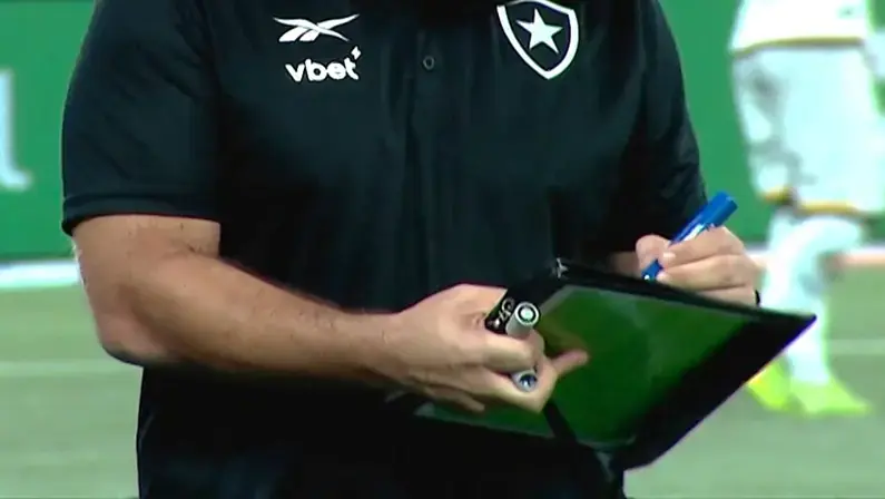 Botafogo ainda não tem avanços significativos e 'tende a procurar técnico mais pronto, não aposta', diz canal