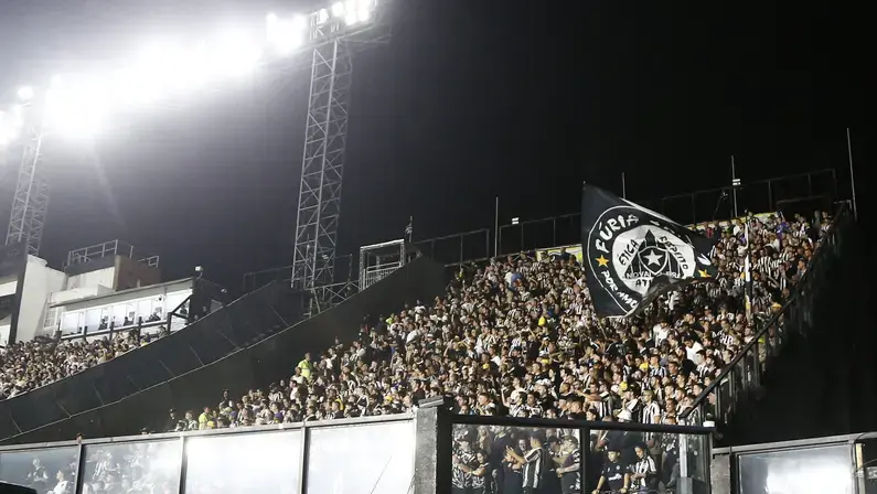 Torcida do Botafogo esgota ingressos para clássico contra o Vasco em São Januário