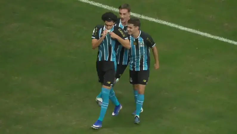 Ex-Botafogo, Matheus Nascimento estreia com gol pelo Grêmio em amistoso e beija escudo na comemoração; veja