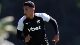 Com Feyenoord de olho, Botafogo reduz pedida para negociar Matheus Martins, diz site holandês