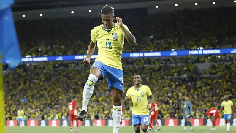 Danilo, do Botafogo, inicia no banco em amistoso da Seleção Brasileira contra o Egito