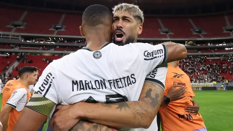 Marlon Freitas responde se 'está dando força' para Alexander Barboza ir do Botafogo para o Palmeiras