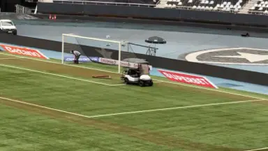 Gramado do Nilton Santos recebe manutenção emergencial antes de jogo do Botafogo Gramado do Nilton Santos recebe manutenção emergencial antes de jogo do Botafogo