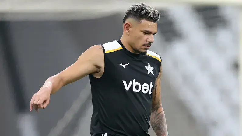 Com Tiquinho e Arthur Chaves, Botafogo solta lista de relacionados para enfrentar o Red Bull Bragantino; Medina e Justino ficam fora