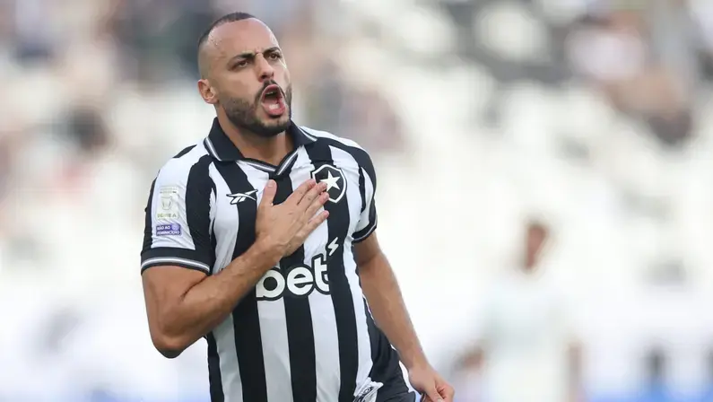 Arthur Cabral brilha com hat-trick e pede pagode no Fantástico
