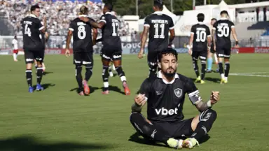 Substituído no intervalo, Alex Telles celebra vitória do Botafogo: ‘Hoje foi no sacrifício. Trabalho em silêncio sempre será o melhor caminho’ Substituído no intervalo, Alex Telles celebra vitória do Botafogo: ‘Hoje foi no sacrifício. Trabalho em silêncio sempre será o melhor caminho’