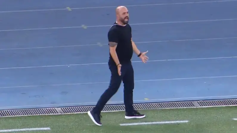Amassado pelo Botafogo, técnico do Independiente Petrolero critica gramado sintético: ‘Jogo bola com meus filhos num carpete igual a esse’