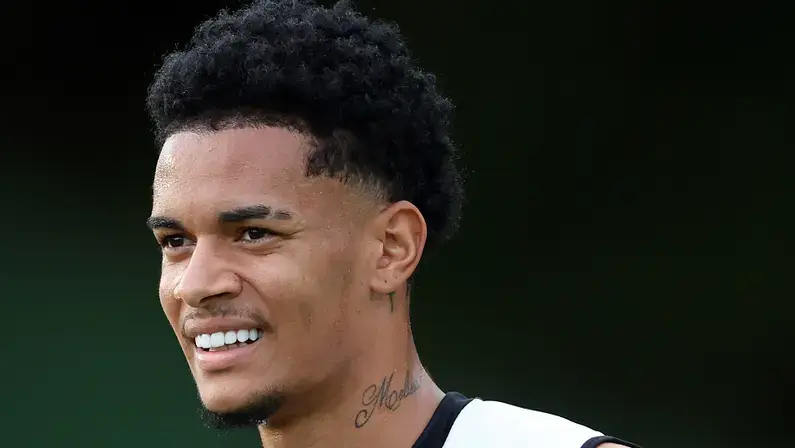 Liberado pelo Botafogo para viajar, Newton chega a São Paulo para assinar contrato até 2030