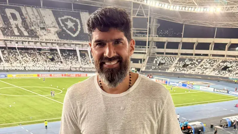 Ídolo e pé-quente, Loco Abreu visita Botafogo e brinca: 'Podia ter vitamina que desse força para jogar até os 80 anos'