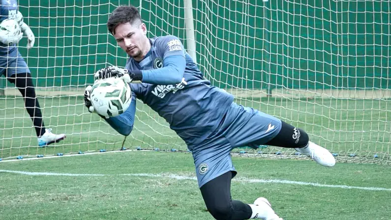 Botafogo faz proposta por Tadeu e pode ceder três jogadores ao Goiás, diz jornalista