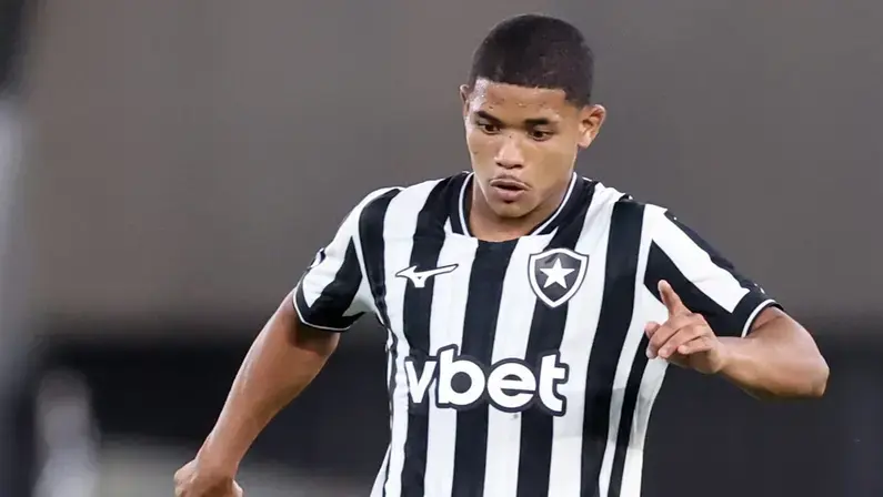 ‘Ancelotti foi ver o Danilo e saiu com Huguinho’: comentaristas exaltam jovem volante do Botafogo e veem potencial de Seleção