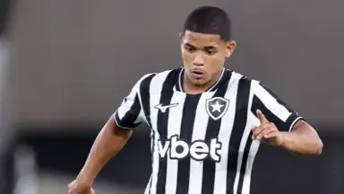 ‘Ancelotti foi ver o Danilo e saiu com Huguinho’: comentaristas exaltam jovem volante do Botafogo e veem potencial de Seleção ‘Ancelotti foi ver o Danilo e saiu com Huguinho’: comentaristas exaltam jovem volante do Botafogo e veem potencial de Seleção