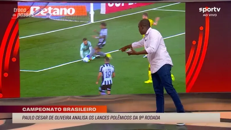 PC Oliveira discorda de pênalti marcado para o Botafogo contra o Mirassol