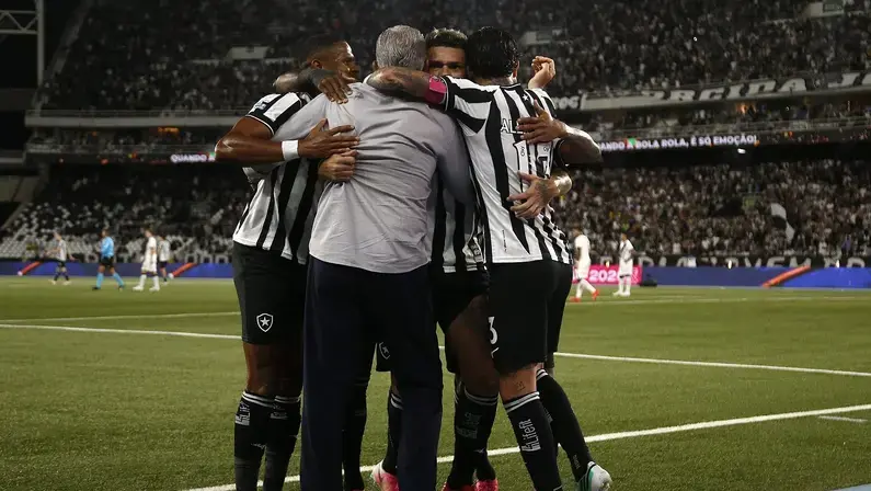 Comemoração efusiva de Tite em gol anulado do Botafogo ‘pareceu premeditada’, crê Rizek: ‘Quer mostrar que está com energia’