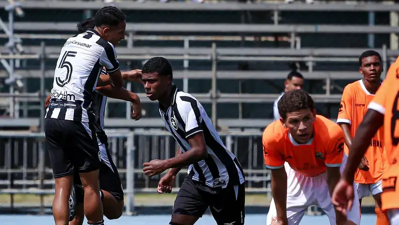Botafogo goleia Nova Iguaçu por 7 a 0 pelo Carioca Sub-17; sub-15 vence e assume a liderança