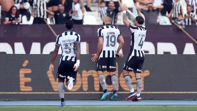 Botafogo ganha três posições e fecha 16ª rodada do Brasileirão em 9º, a três pontos do G-4 e com um jogo a menos