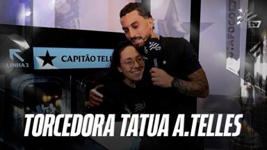 VÍDEO | Torcedora do Botafogo faz tatuagem com autógrafo de ídolo Alex Telles VÍDEO | Torcedora do Botafogo faz tatuagem com autógrafo de ídolo Alex Telles