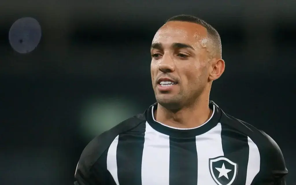 Vai pintar renovação? Experiente jogador do Botafogo aguarda assinatura de novo contrato com o clube: "Esperando...."