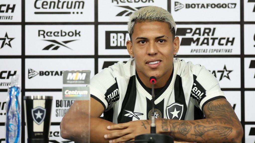 Diretor do Dínamo quebra silêncio e explica negócio frustrado com Botafogo