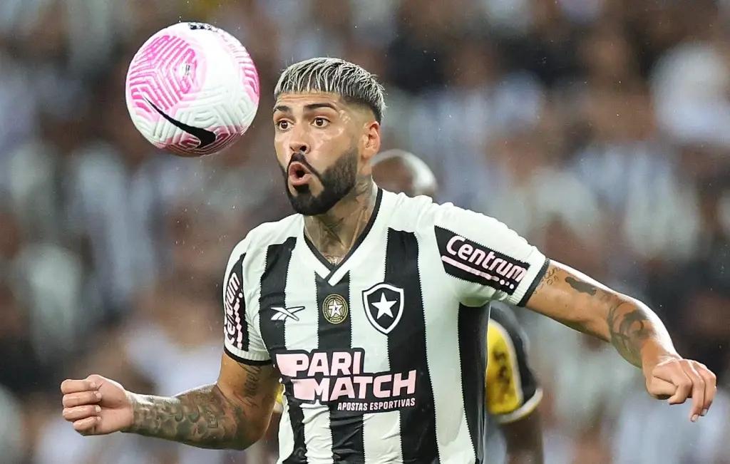 Com indefinição por Alexander Barboza, Botafogo se despede de 3 zagueiros