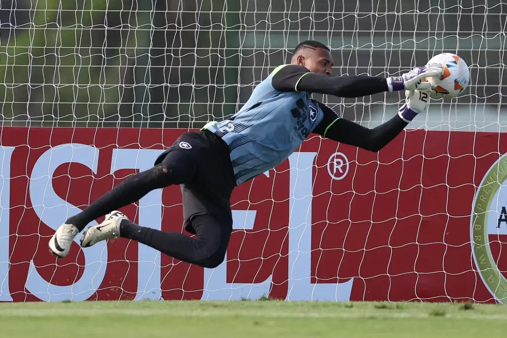 Com sonho de Copa do Mundo, John confirma 'retorno' ao Botafogo
