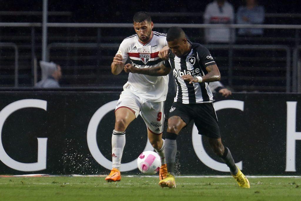 Ex-Botafogo, Tchê Tchê entra na mira de dois clubes brasileiros