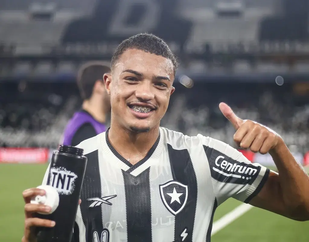 Botafogo de Franclim Carvalho decide negociar centroavante com futebol exterior