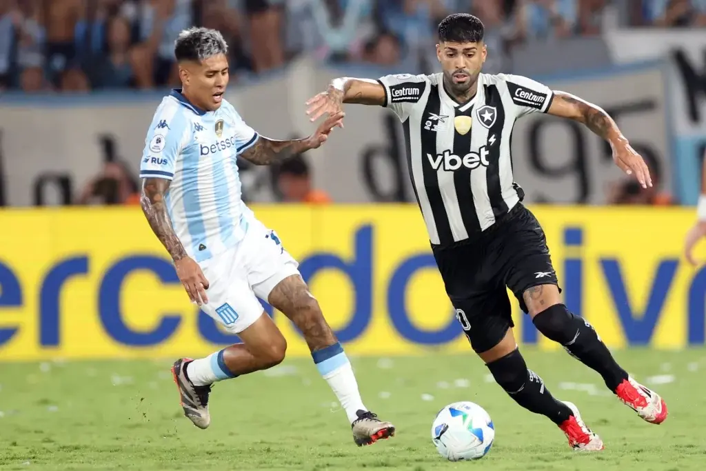 Titular do Botafogo confirma propostas e não garante permanência no clube para 2026
