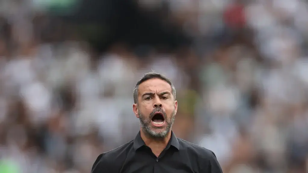 "Vai reencontrar Artur Jorge": Jogador do Botafogo encaminha saída para o Catar