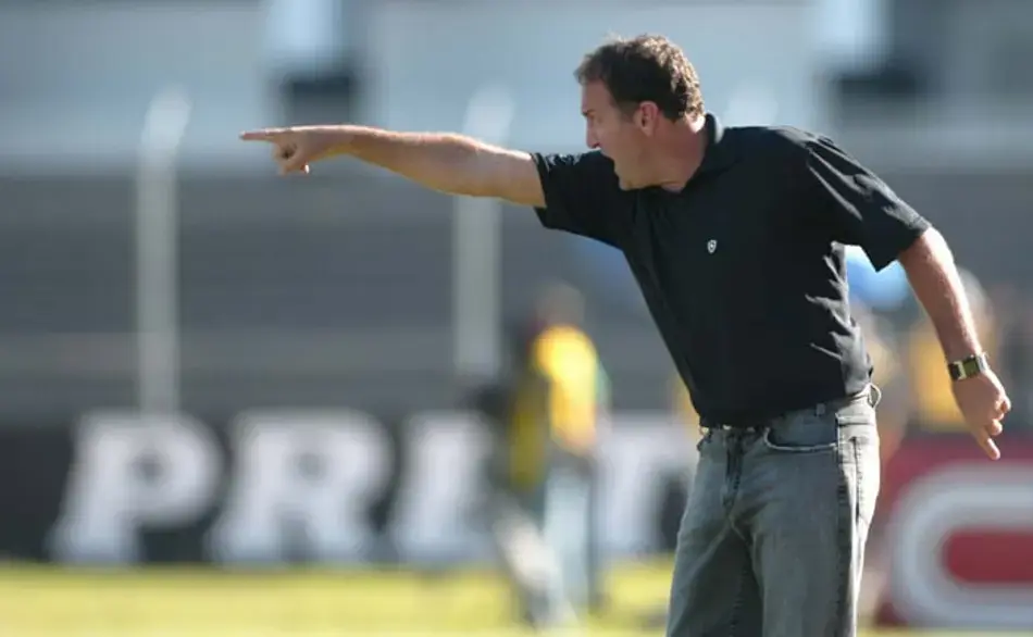 Pedido de Cuca? Saída de titular do Botafogo para o Santos, ganha novo desdobramento